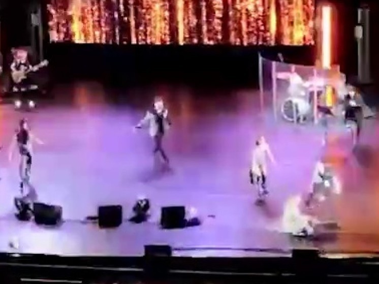 Запуталась в платье: Орбакайте упала во время концерта в Санкт-Петербурге