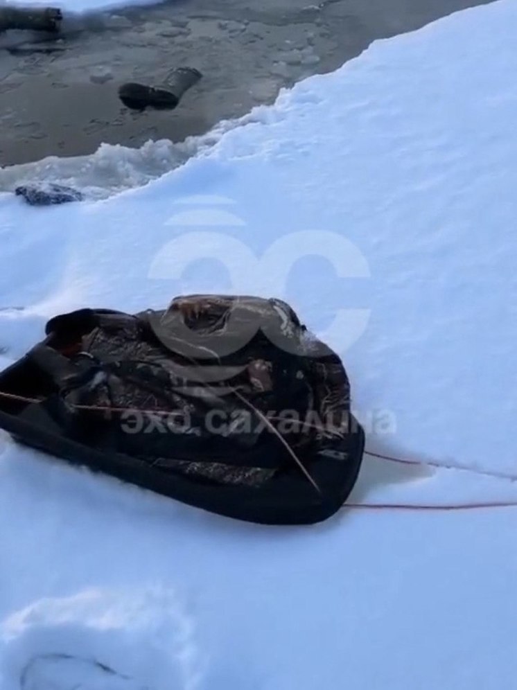 Сахалинцы нашли рыбацкую одежду и обувь рядом с трещиной во льду