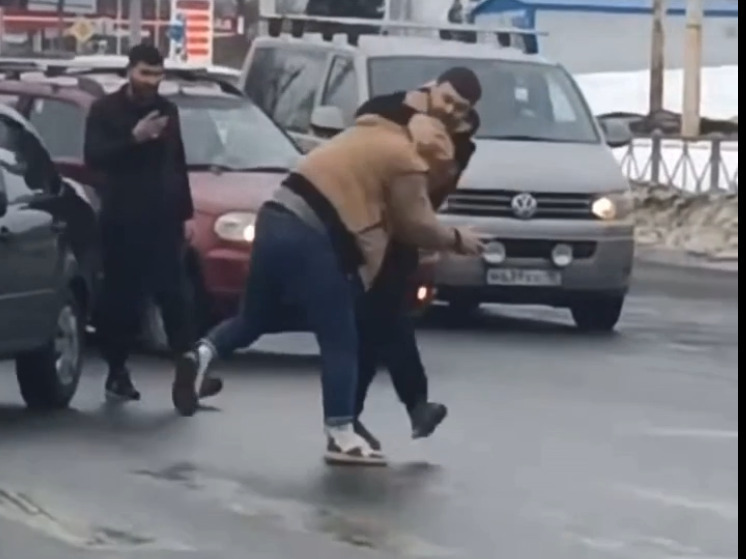 Удар еще удар: водители подрались на дороге в Петрозаводске (18+)