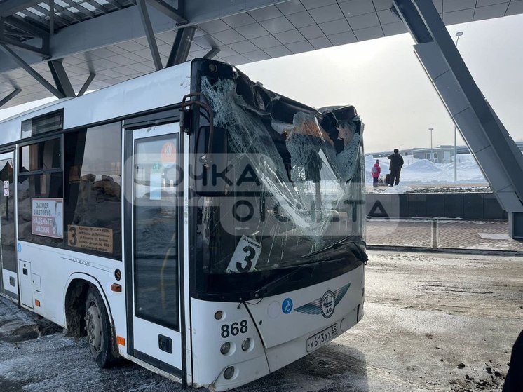 Пассажирский автобус врезался в колонну аэропорта Южно-Сахалинска