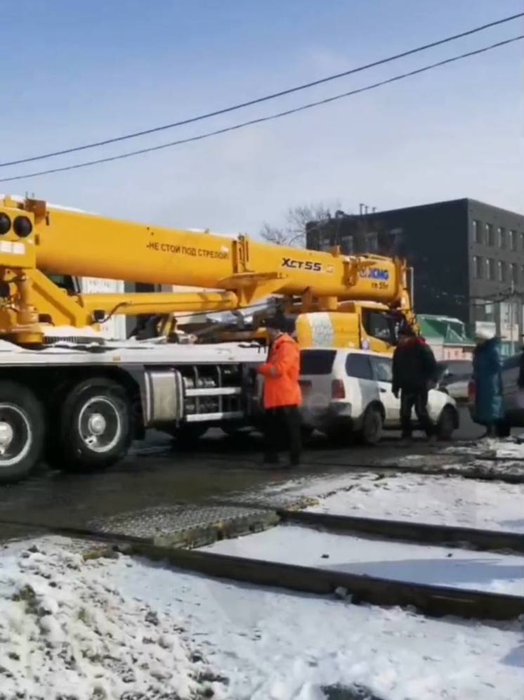 На Сахалине из-за тройного ДТП на переезде задержали поезд