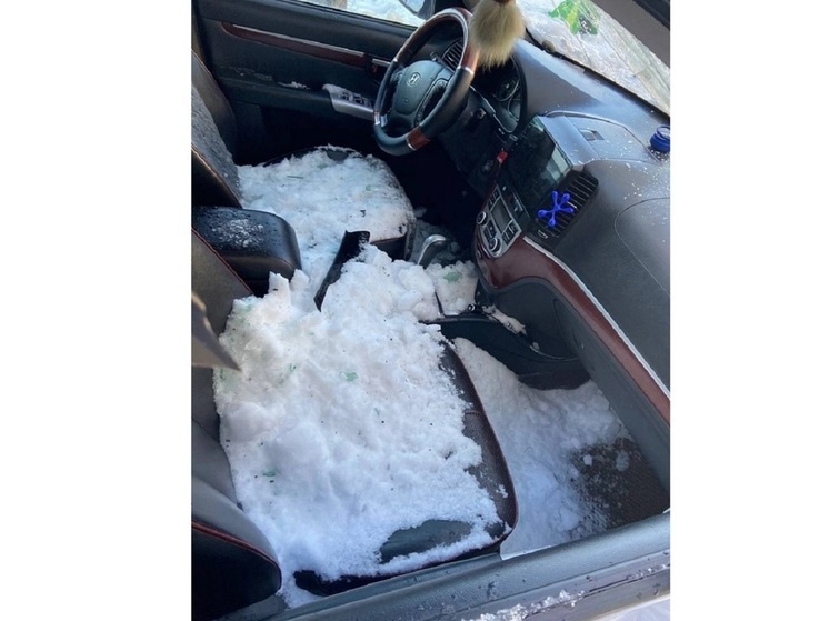 Сошедший с крыши в Малоярославце снег раздавил машину