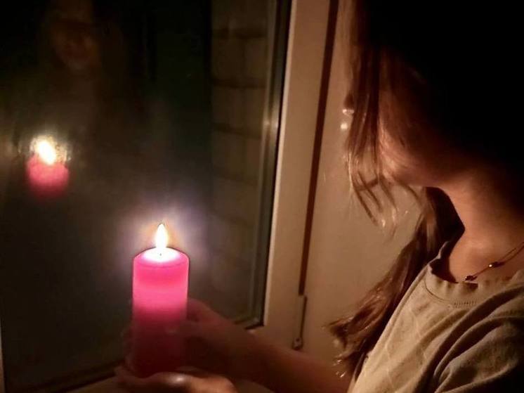 В Курске в память о Михаиле Булатове горожане зажгли свечи в окнах