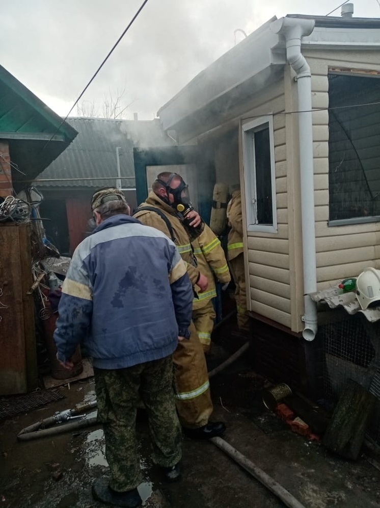 В Курской области потушили пожар в жилом доме поселка Тёткино