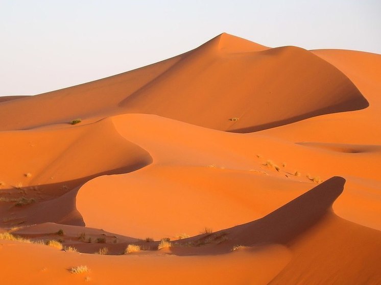 Раскрыта тайна гигантской движущейся звездной дюны: «Чудо природы»