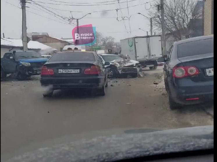 В ДТП на Матросова в Барнауле пострадал молодой водитель
