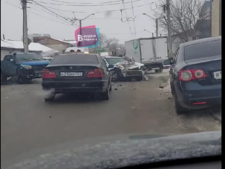 В ДТП на Матросова в Барнауле пострадал молодой водитель