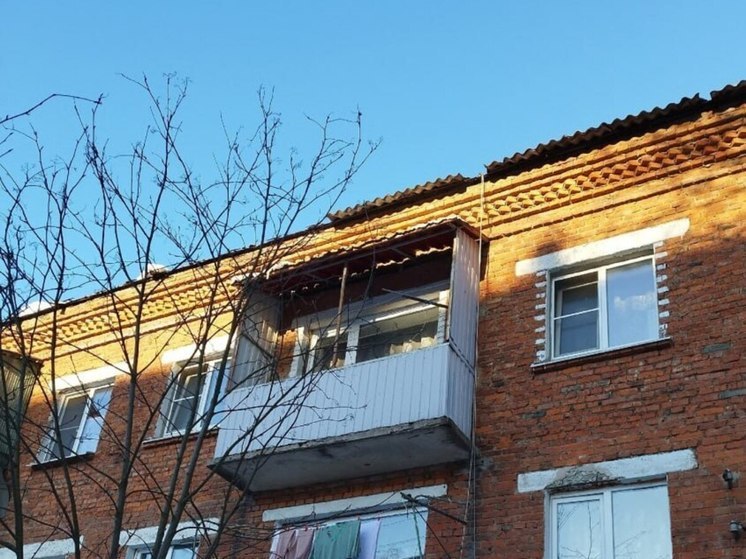 В Лобне наледь с крыши сорвалась вместе с шифером