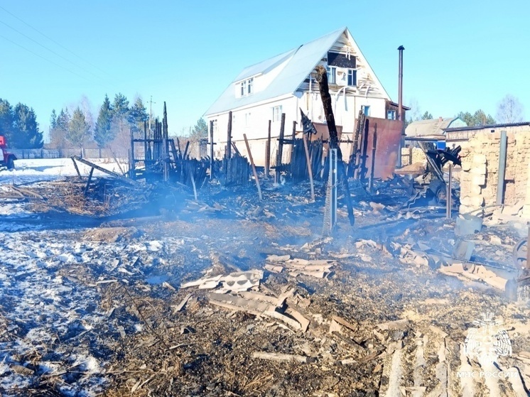 В Холм-Жирковском районе пожарные спасли дом от огня