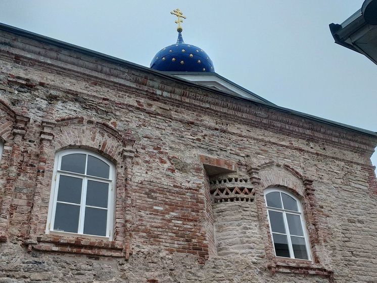 Фасады Благовещенской церкви в Печорах расчистили от поздних слоев штукатурки