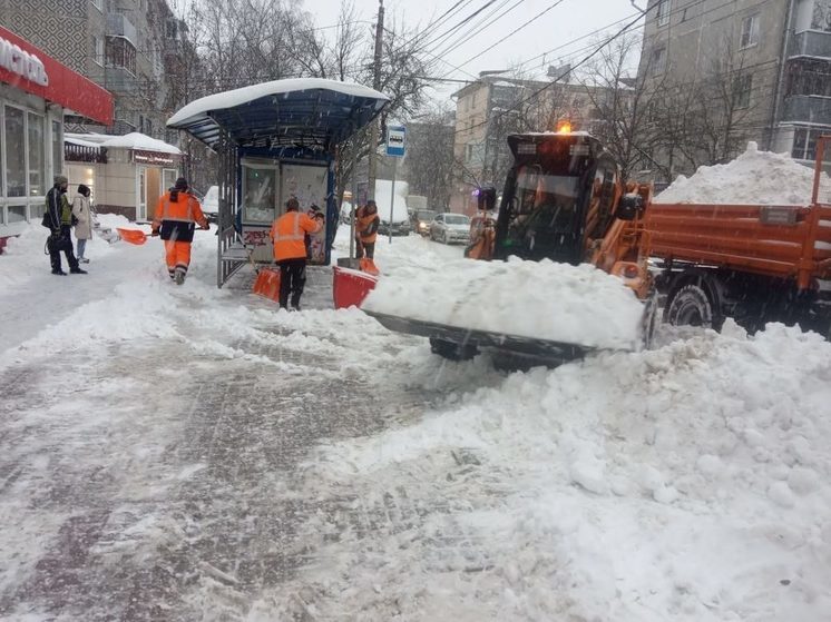 С улиц Калуги продолжают вывозить снег
