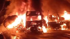 В Челябинской области столкнулись и загорелись две фуры: видео