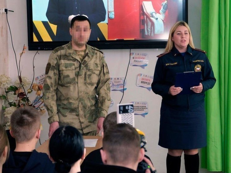 Сотрудники МЧС научили херсонских школьников тушить пожары