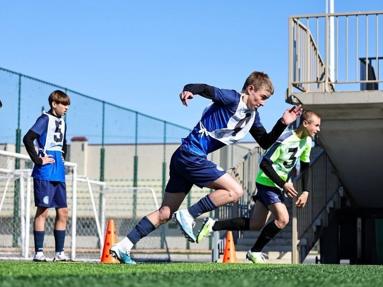 Четверых юных спортсменов из Токмака зачислили в Академию футбола Крыма
