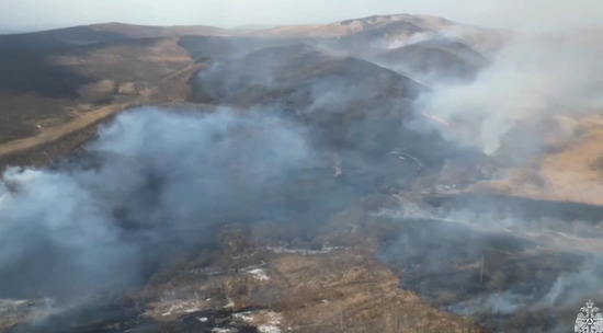 В Приморье пожарные тушат три крупных очага лесных пожаров: видео