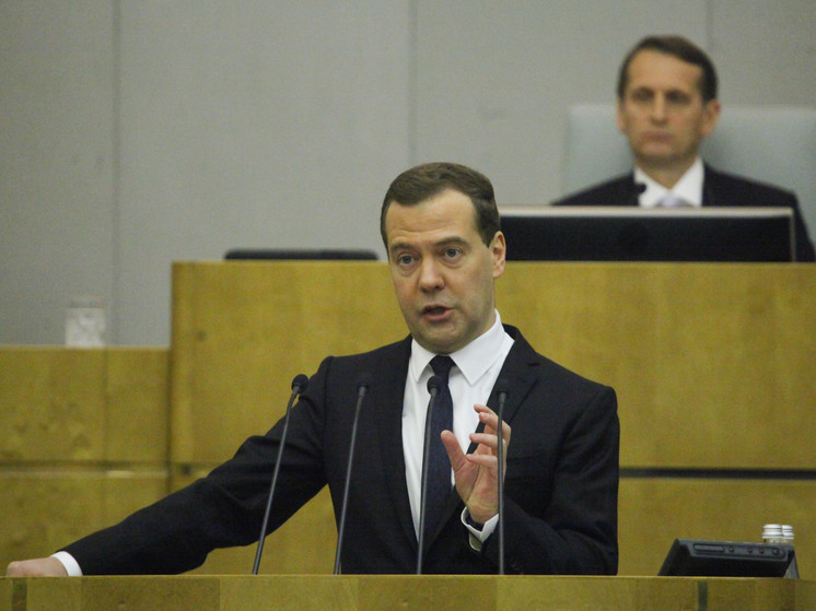 Медведев: в предвыборной гонке США нет темной лошадки, есть два старых коня