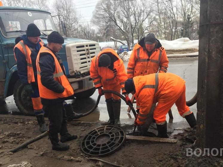 За выходные в Вологде очистили почти 100 дождеприемных колодцев