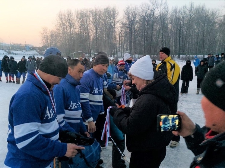 В Кызыле наградили победителей турнира по хоккею с мячом
