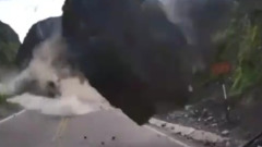 В Перу водители чудом избежали гибели под лавиной камней: видео