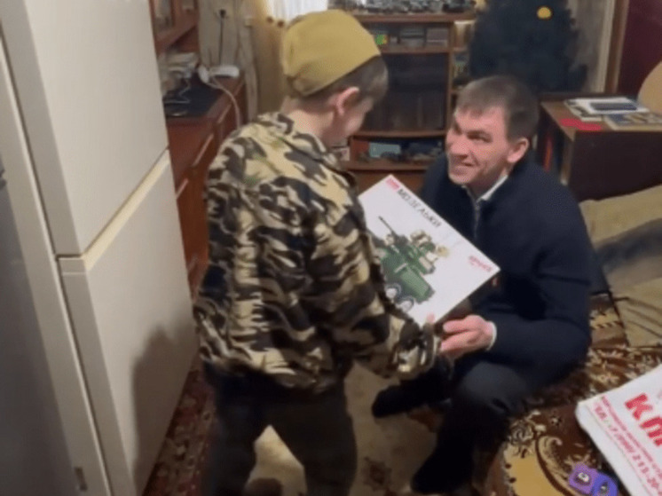 Зампредседателя Херсонской облдумы навестил мальчика из Новотроицкого округа