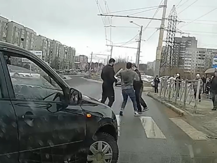 Посмотрите, из-за чего произошла драка на дороге в Петрозаводске (18+)