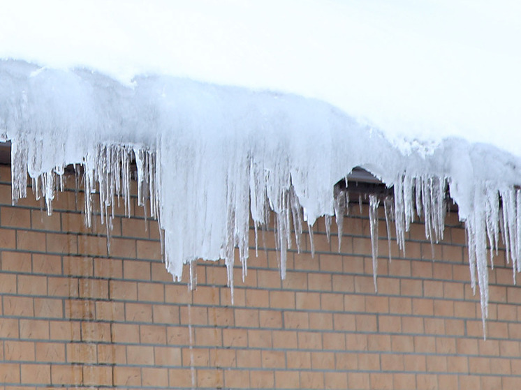 В Красноармейске чудом не пострадал школьник из-за снежной глыбы