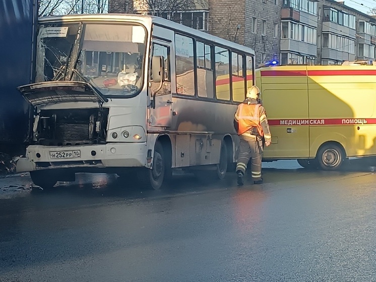 Маршрутка влетела в фуру в Петрозаводске, есть пострадавшие