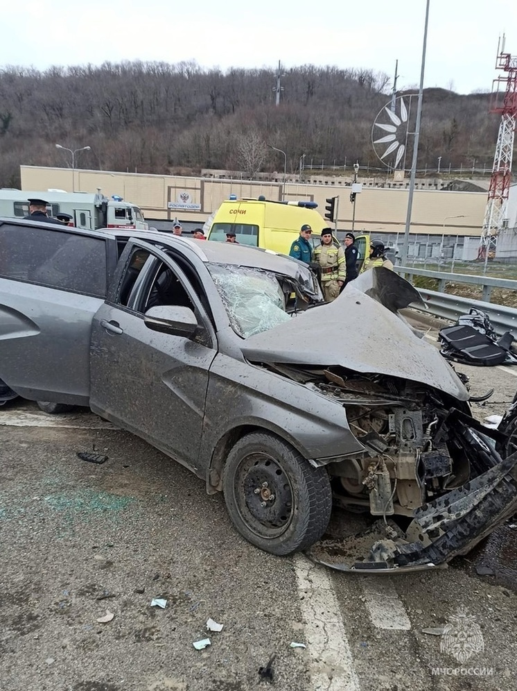 В Сочи спасли зажатого в салоне водителя