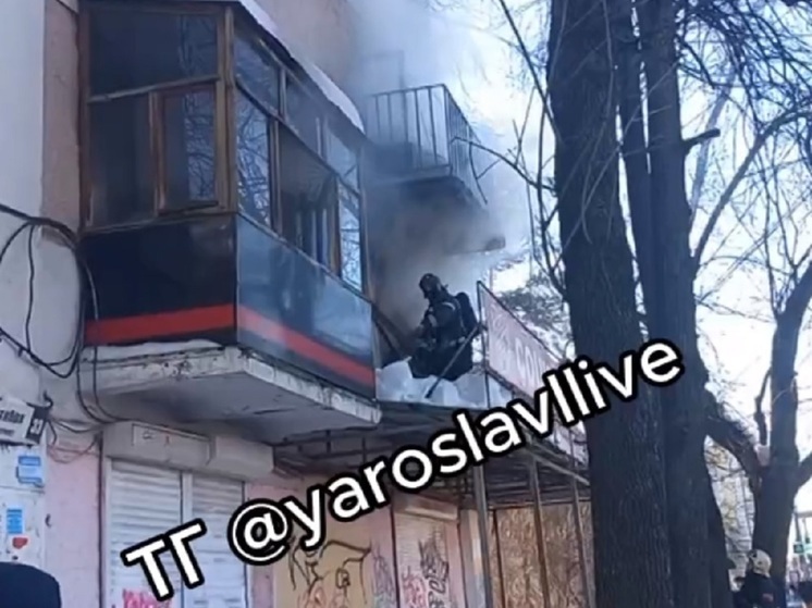 В Ярославле горит дом на проспекте Октября