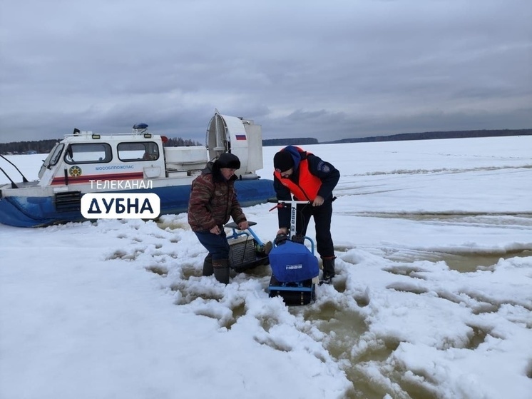 Пожилого рыбака из Подмосковья пришлось спасать со льда водоема в Тверской области