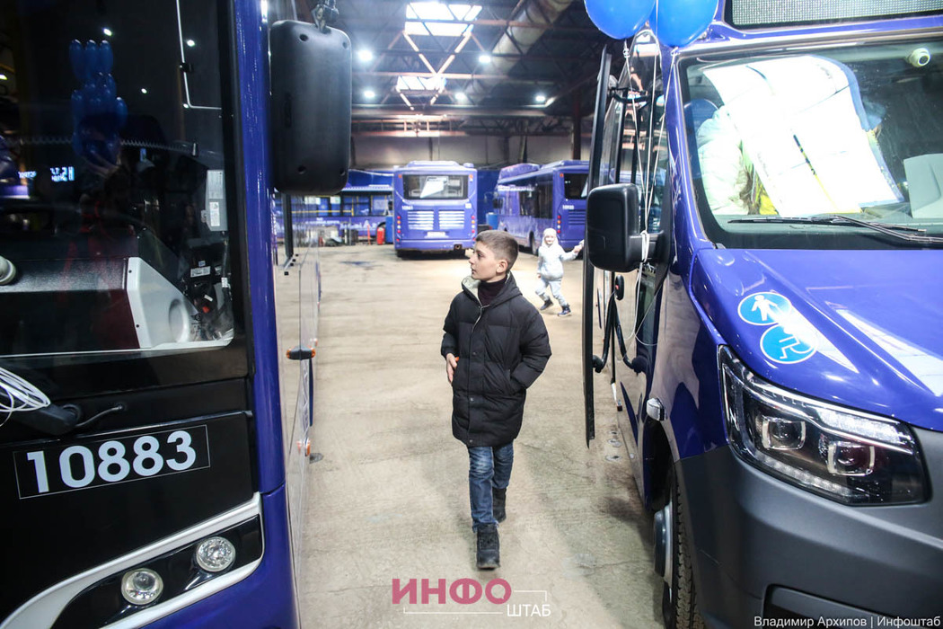 Астраханским школьникам рассказали, как работают их мамы на транспортном предприятии: кадры воодушевленных лиц