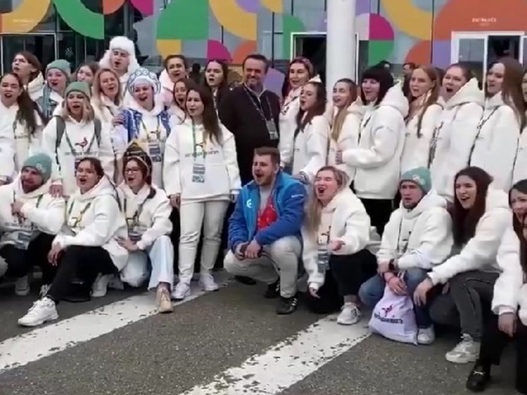 Никитин встретился с новгородской командой на Всемирном молодежном фестивале