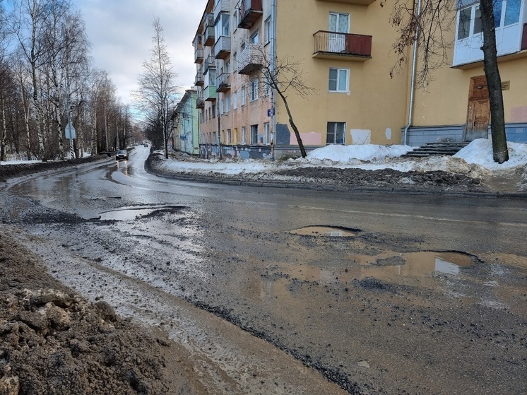 Огромные ямы заставляют водителей выезжать на встречку в Петрозаводске