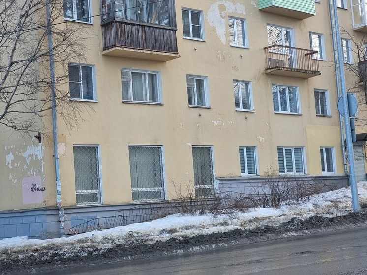 Снегодержатель рухнул с крыши дома в Петрозаводске