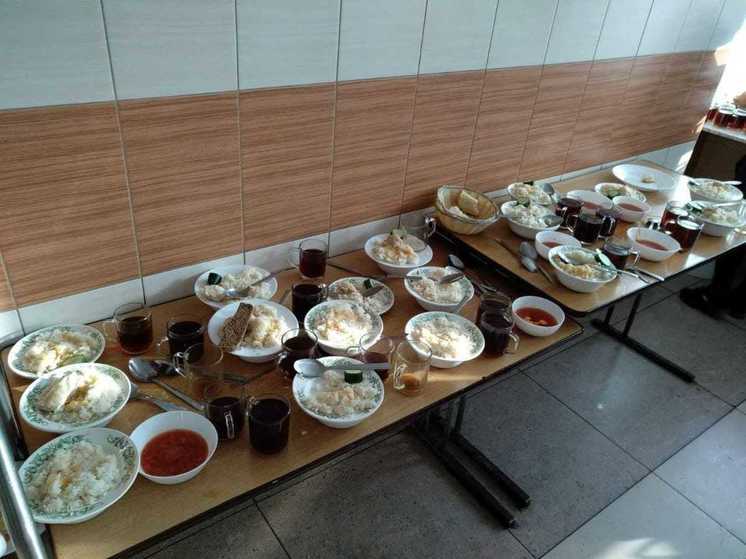Дети массово отказываются от еды в столовой томской гимназии – СК проводит проверку