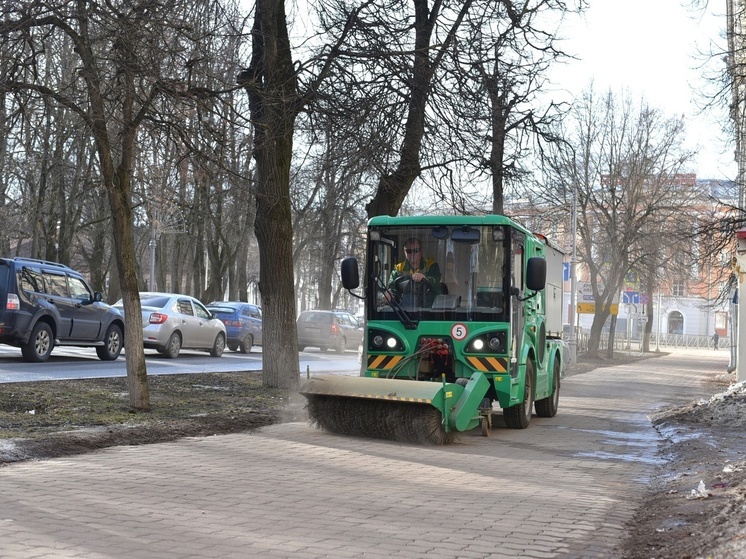 Коммунальщики приступили к уборке пыли с улиц Великого Новгорода