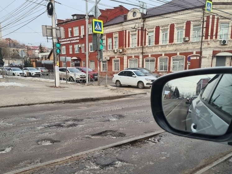 Жители Курска жалуются на убитую дорогу на улице Добролюбова