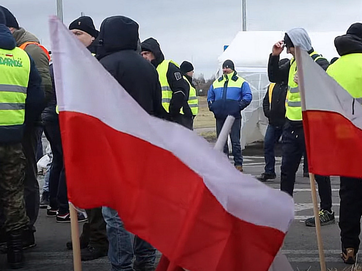 В Белостоке фермеры забаррикадировали соломой входы в офисы политических партий