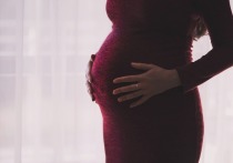 Парламент Франции принял законопроект, который вносит изменения в Конституцию, гарантируя женщинам право на прерывание беременности