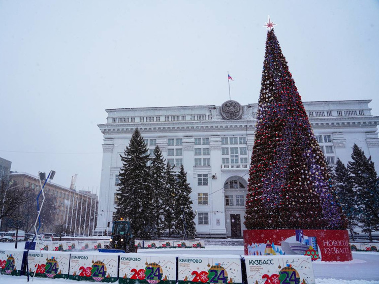 В Кемерове на площади Советов начался демонтаж новогодних украшений