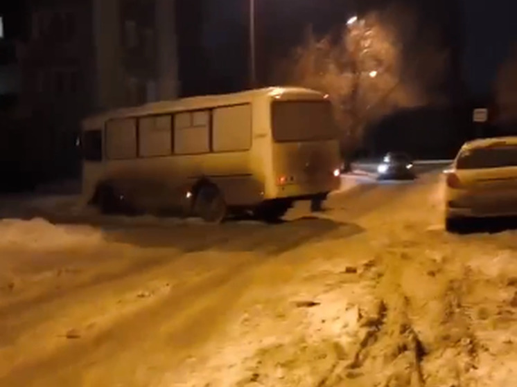 В Омске пассажирский автобус забуксовал в снегу