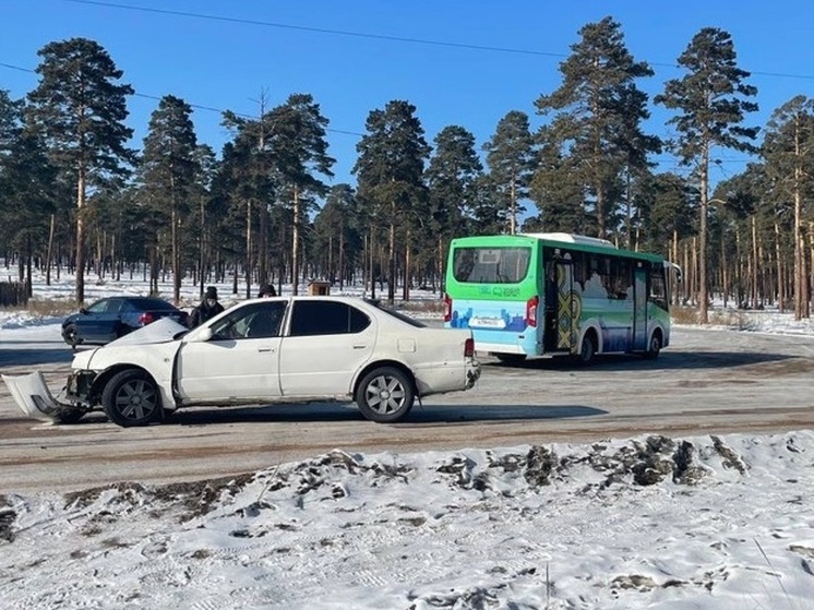 В Улан-Удэ рейсовый автобус врезался в иномарку, пострадал ребенок