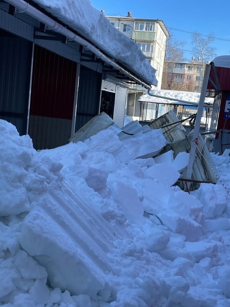 В Рыбинске покупателей на рынке чуть не завалило снегом