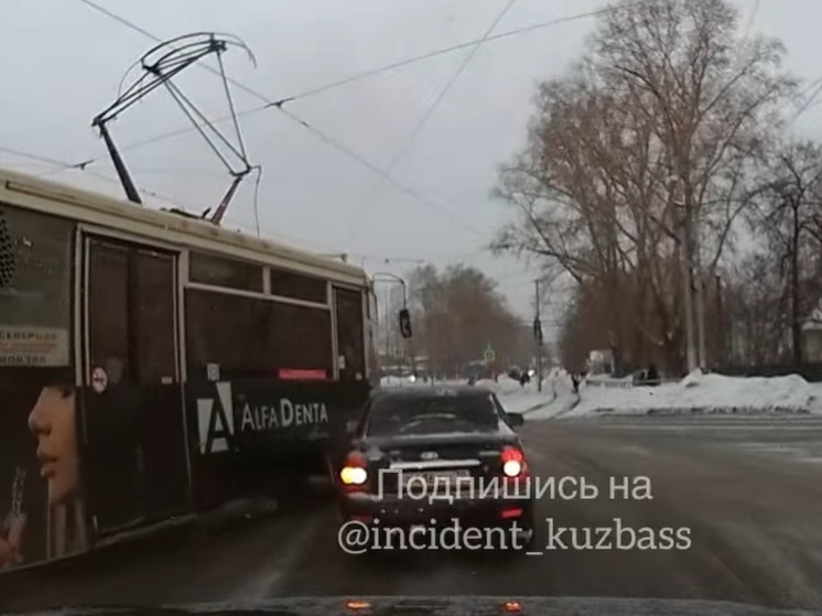 Трамвай протаранил две легковушки в Кемерове
