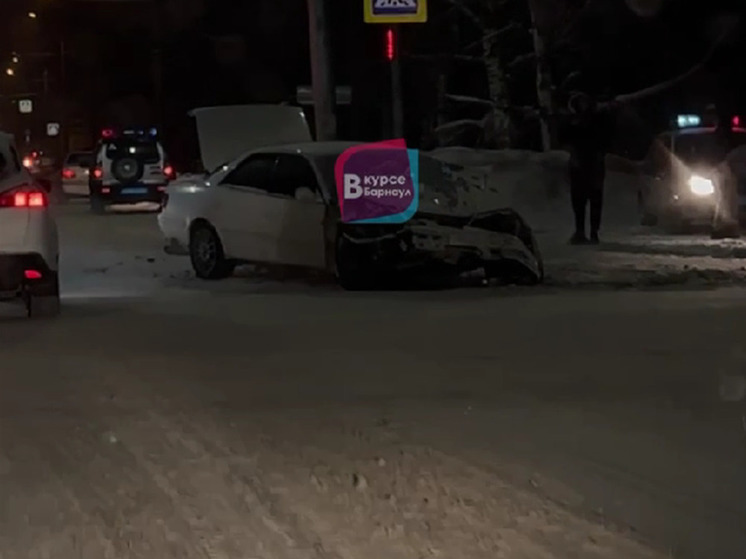 В Барнауле подросток сел за руль Тойоты и попал в ДТП