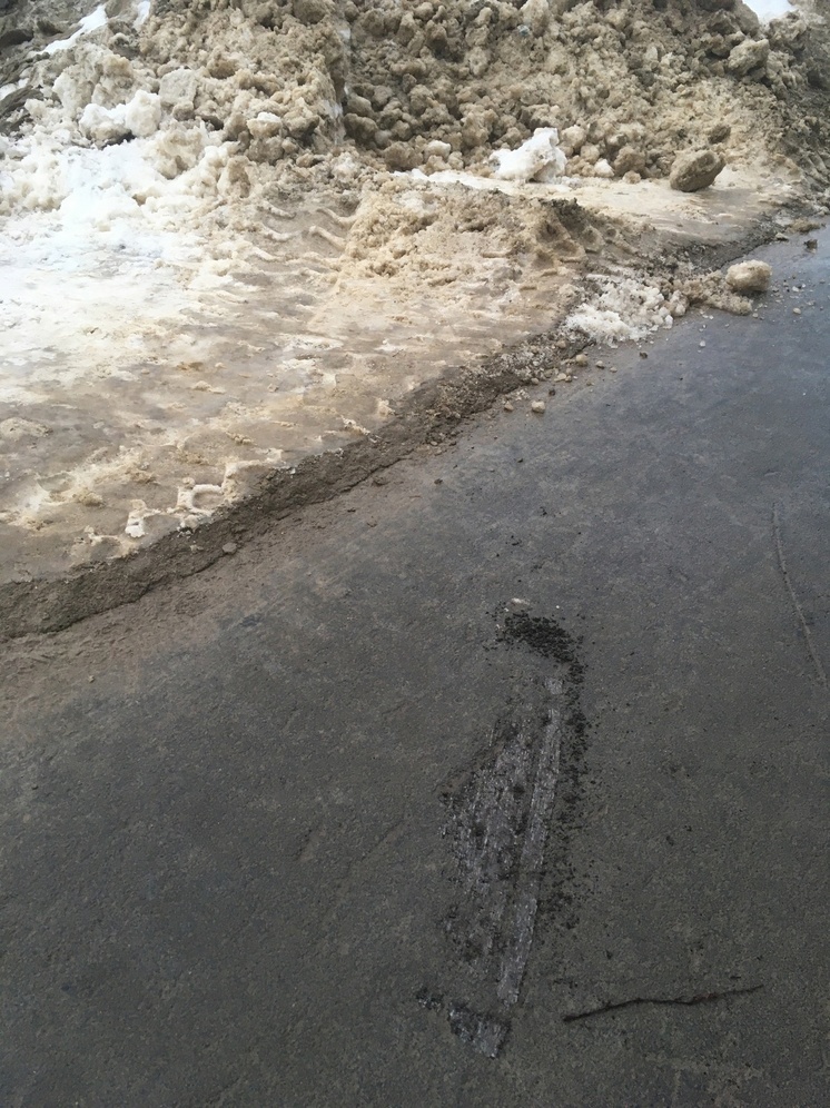 Расцарапано все: жителя Петрозаводска возмутило, как «почистили» новый тротуар