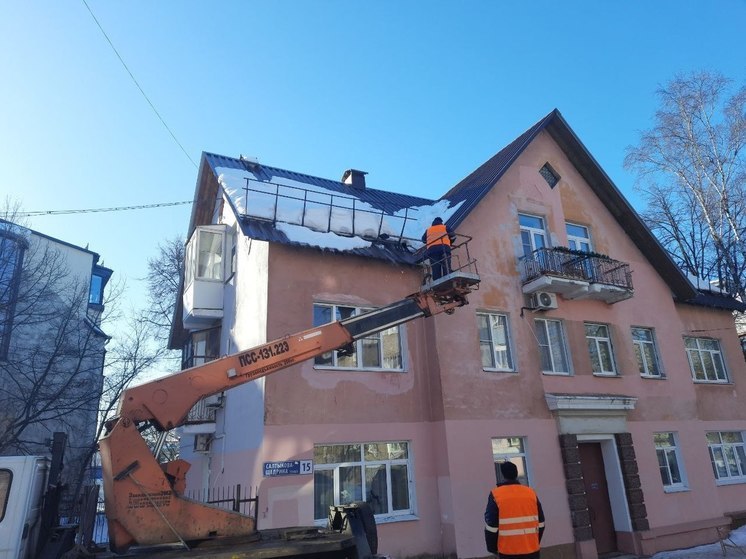 В Ярославле усилили бригады по расчистке крыш от снега в центре города