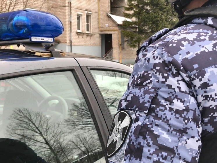 В подъезде орловской многоэтажки задержали неадекватного мужчину