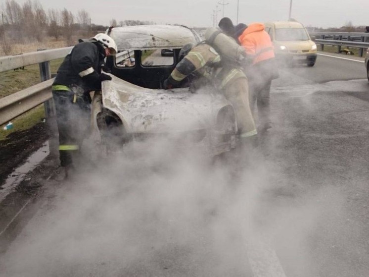 В Калининградской области сгорел автомобиль из-за вызванных не туда пожарных