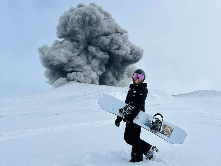 Сноубордистка с Курил снялась на фоне извергающегося вулкана Эбеко